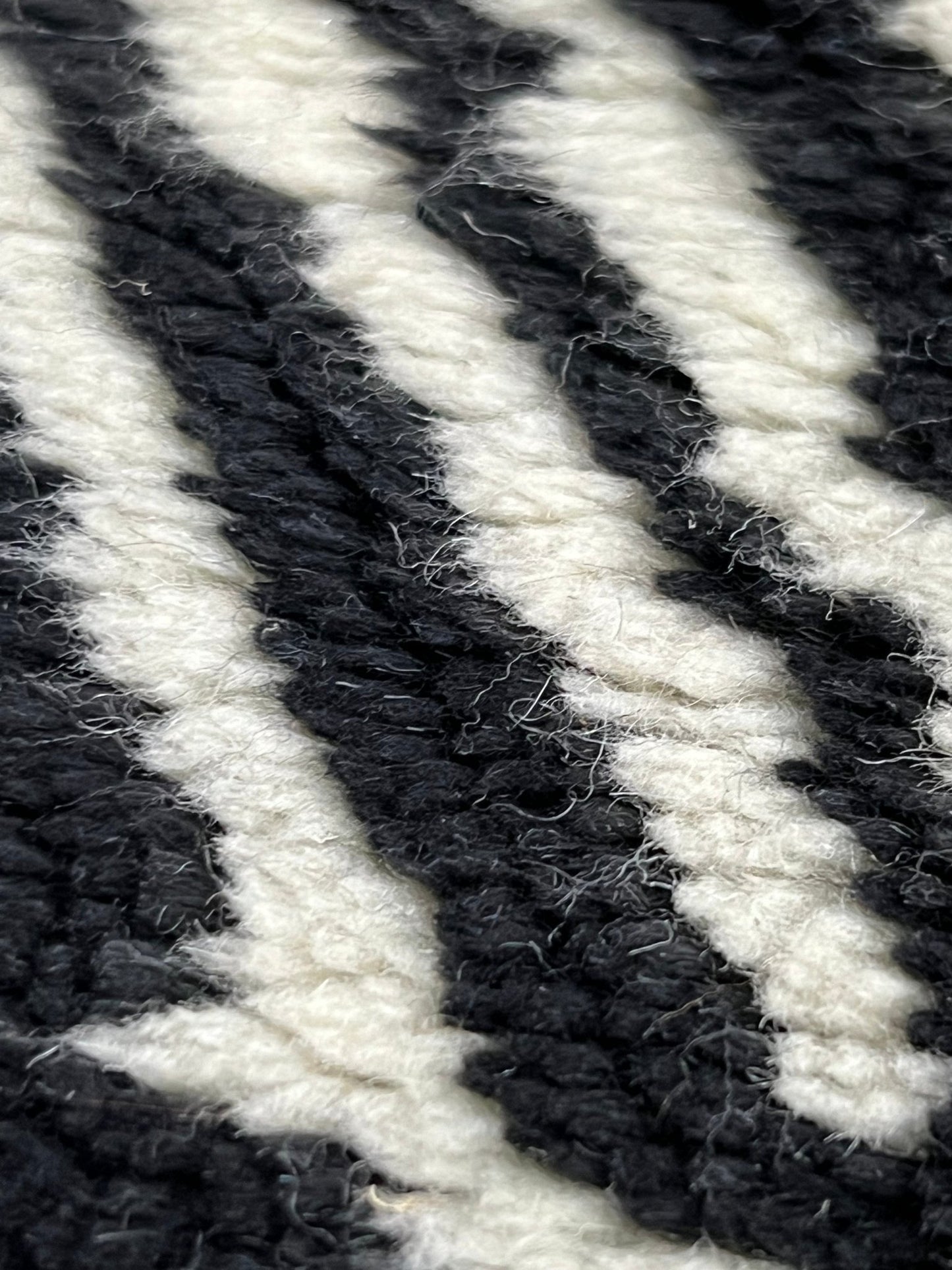 Contemporary Beni Mrirt Berber Rug 9'97" x 7'61" - 304 cm x 232 cm (Wool) - Dar Bouchaib Marrakech