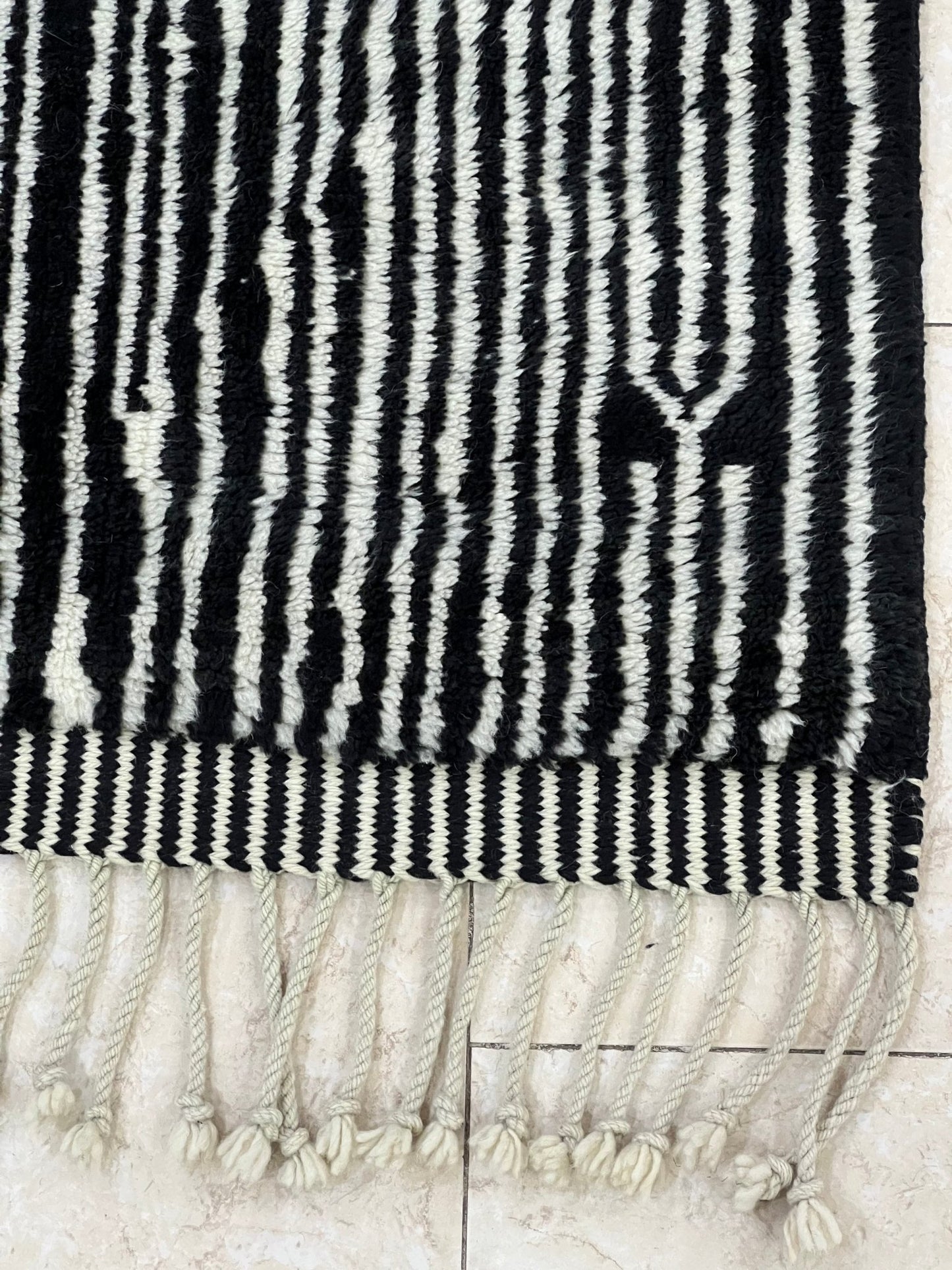 Contemporary Beni Mrirt Berber Rug 9'97" x 7'61" - 304 cm x 232 cm (Wool) - Dar Bouchaib Marrakech