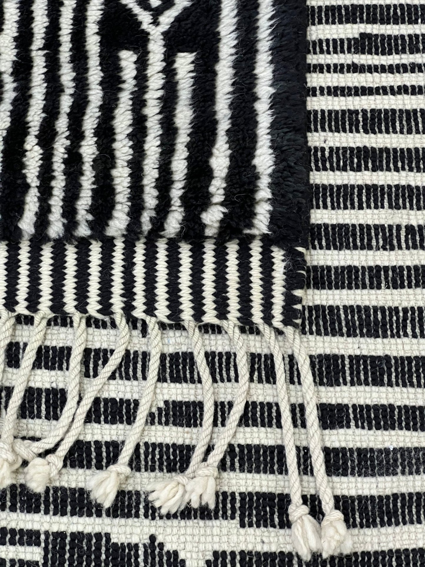 Contemporary Beni Mrirt Berber Rug 9'97" x 7'61" - 304 cm x 232 cm (Wool) - Dar Bouchaib Marrakech