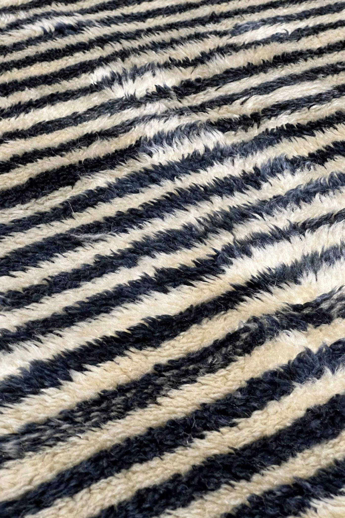 Contemporary Beni Mrirt Berber Rug 7'18" x 10'74" - 219 cm x 329 cm (Wool) - Dar Bouchaib Marrakech