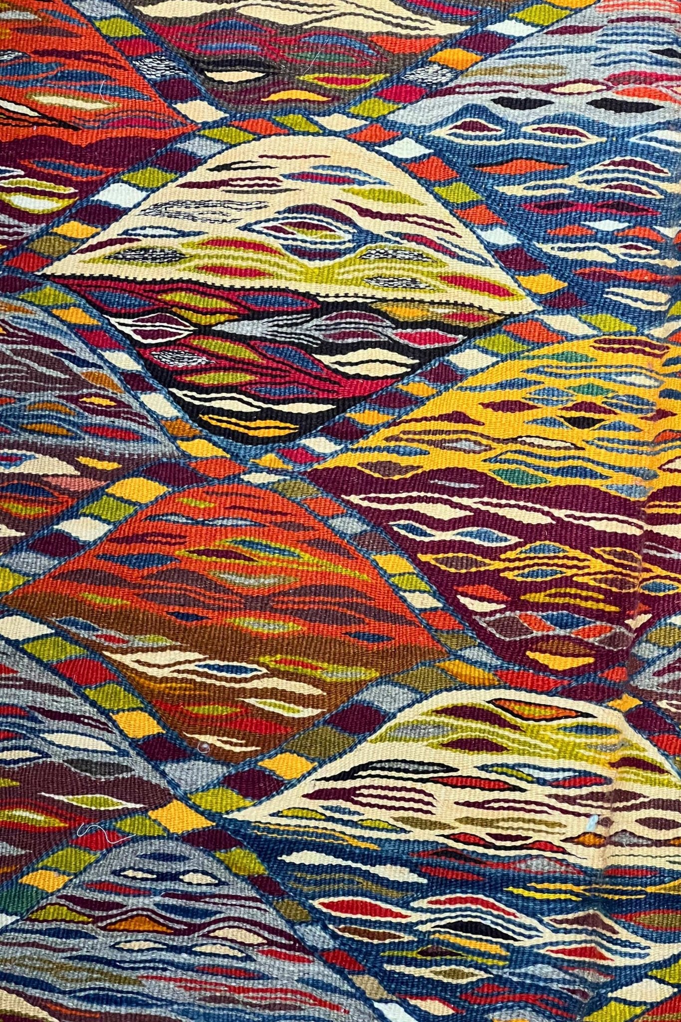 Moroccan area rug from Akhnif, Wool, 5'6" x 9'5", Or 167 cm x 287 cm - Dar Bouchaib Marrakech