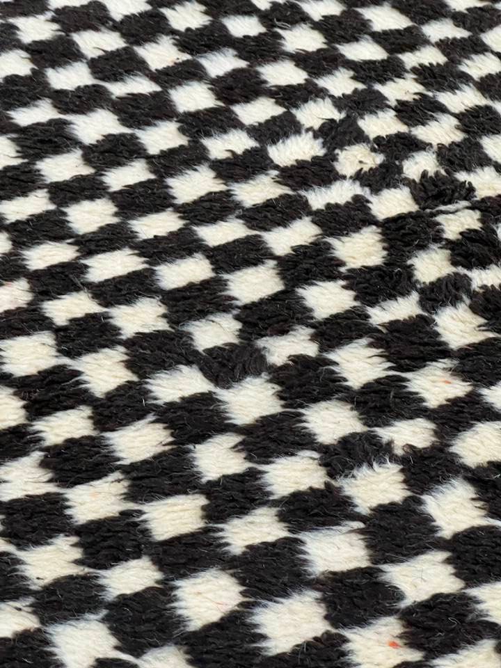 Moroccan area rug from Tazenakht, Wool and Thread, 192cm x 166cm or 6.30ft x 5.45ft - Dar Bouchaib Marrakech