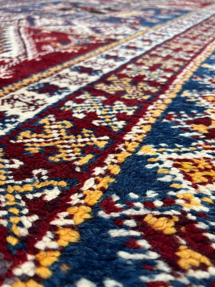 Moroccan area rug from Tazenakht, Wool and Thread, 240cm x 155cm or 7.87ft x 5.08ft - Dar Bouchaib Marrakech