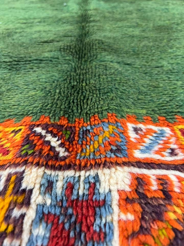 Moroccan area rug from Tazenakht, Wool and Thread, 242cm x 144cm or 7.94ft x 4.73ft - Dar Bouchaib Marrakech