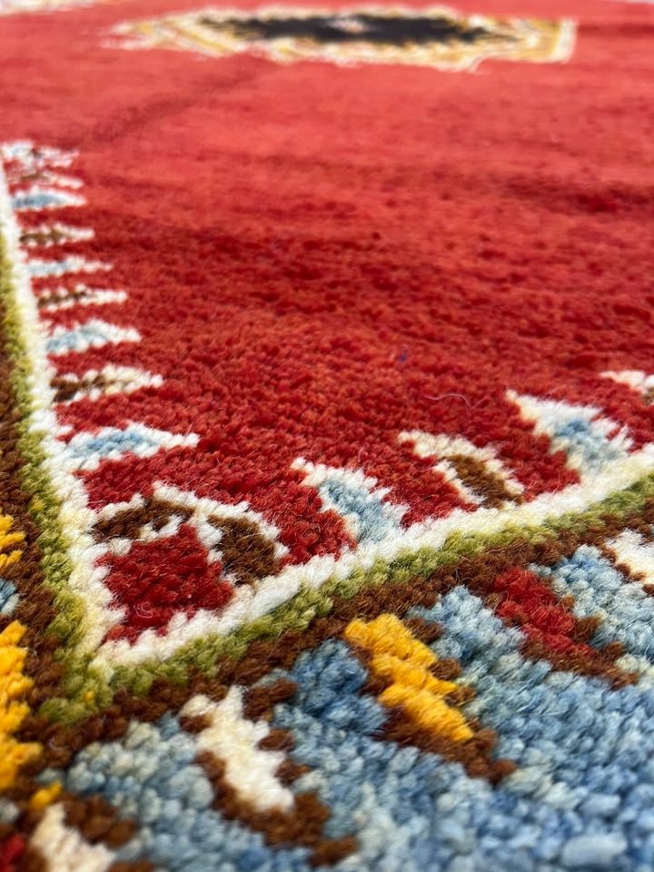 Moroccan area rug from Tazenakht, Wool and Thread, 250cm x 155cm or 8.20ft x 5.08ft - Dar Bouchaib Marrakech
