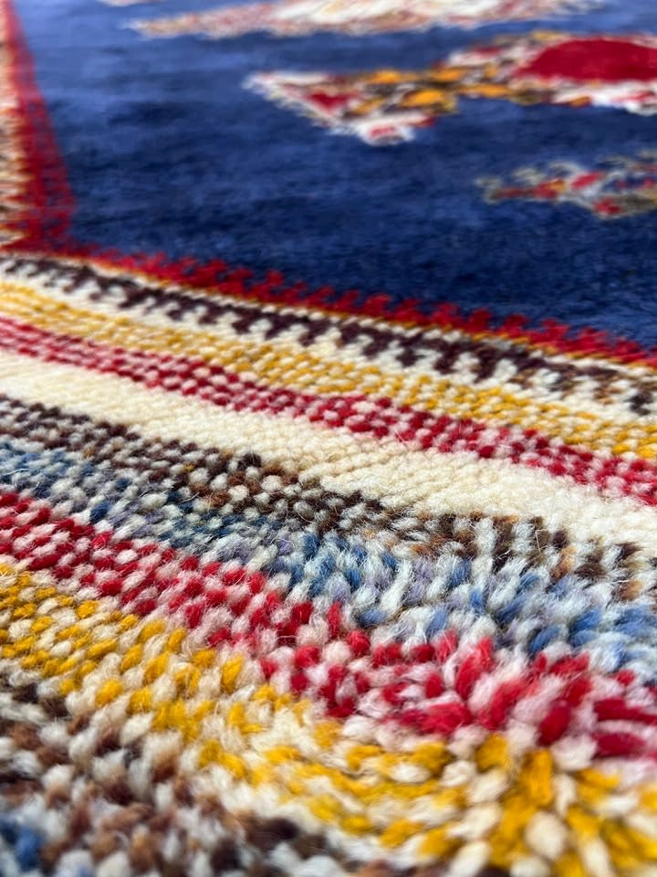 Moroccan area rug from Tazenakht, Wool and Thread, 250cm x 157cm or 8.20ft x 5.15ft - Dar Bouchaib Marrakech