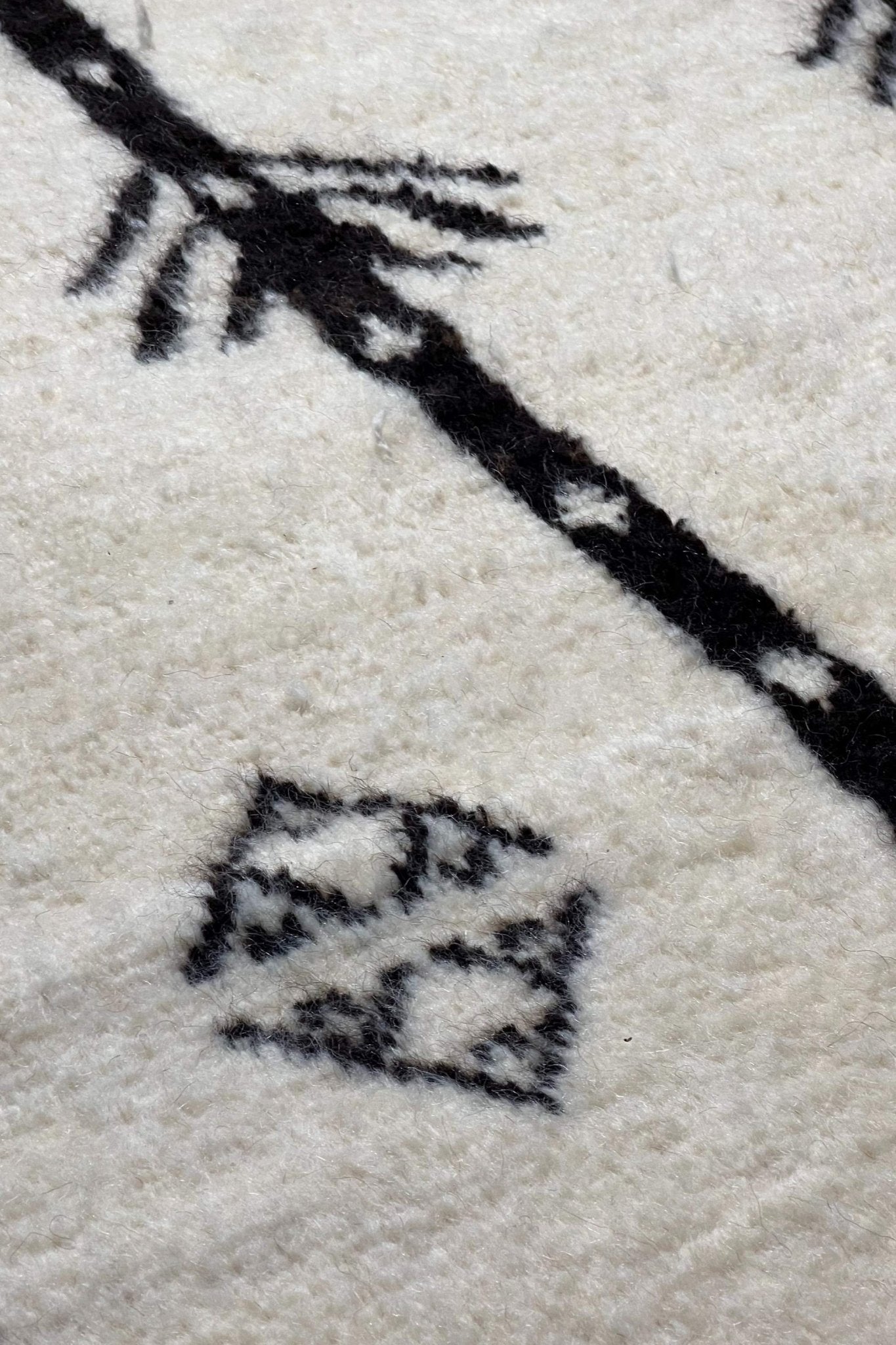 Moroccan area rug from Tazenakht, Wool and Thread, 5'2" x 8'3" Or 157 cm x 251 cm - Dar Bouchaib Marrakech