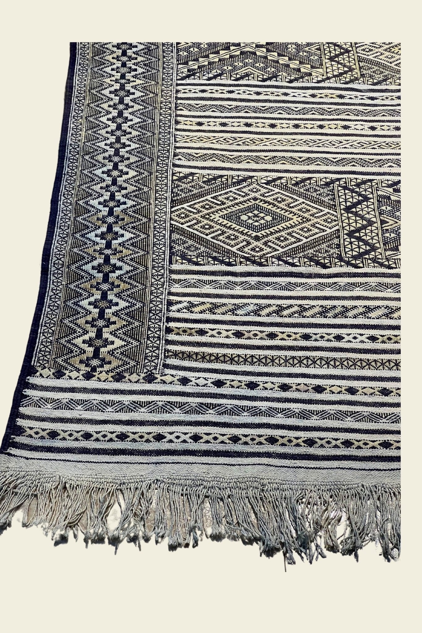 Moroccan area rug from Tifelt, Vegetable silk fabric, 5'6" x 8'3" or 167 cm x 252 cm - Dar Bouchaib Marrakech