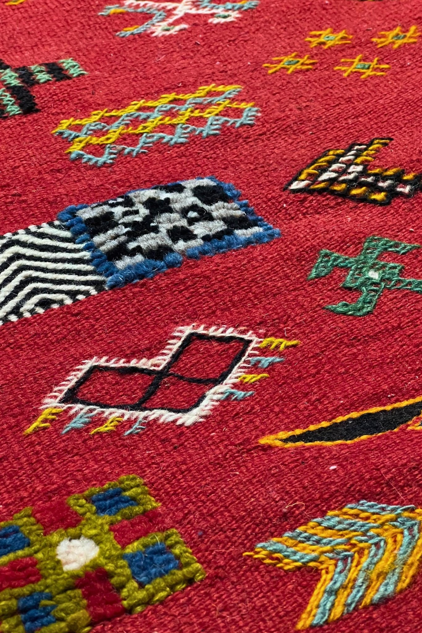 Vintage Moroccan area rug from Akhnif, Wool and Thread, 4'11" x 8'0" or 149 cm x 245 cm - Dar Bouchaib Marrakech