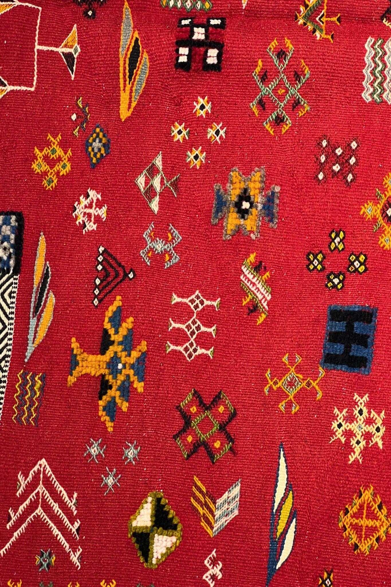 Vintage Moroccan area rug from Akhnif, Wool and Thread, 4'11" x 8'0" or 149 cm x 245 cm - Dar Bouchaib Marrakech