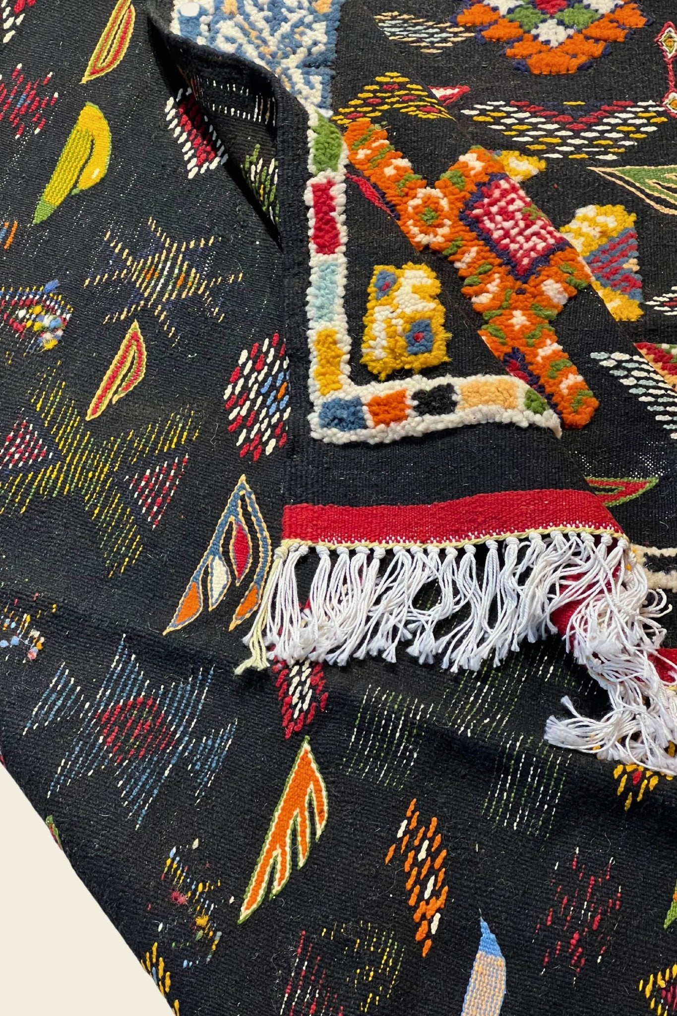 Vintage Moroccan area rug from Akhnif, Wool and Thread, 5'1" x 8'8" or 154 cm x 265 cm - Dar Bouchaib Marrakech