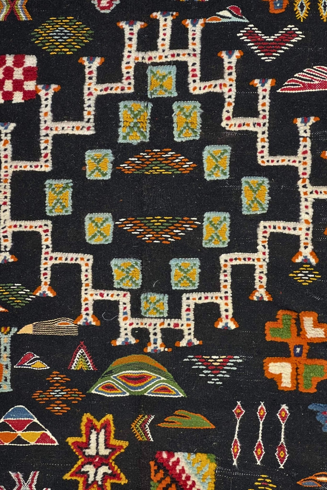 Vintage Moroccan area rug from Akhnif, Wool and Thread, 5'1" x 8'8" or 154 cm x 265 cm - Dar Bouchaib Marrakech