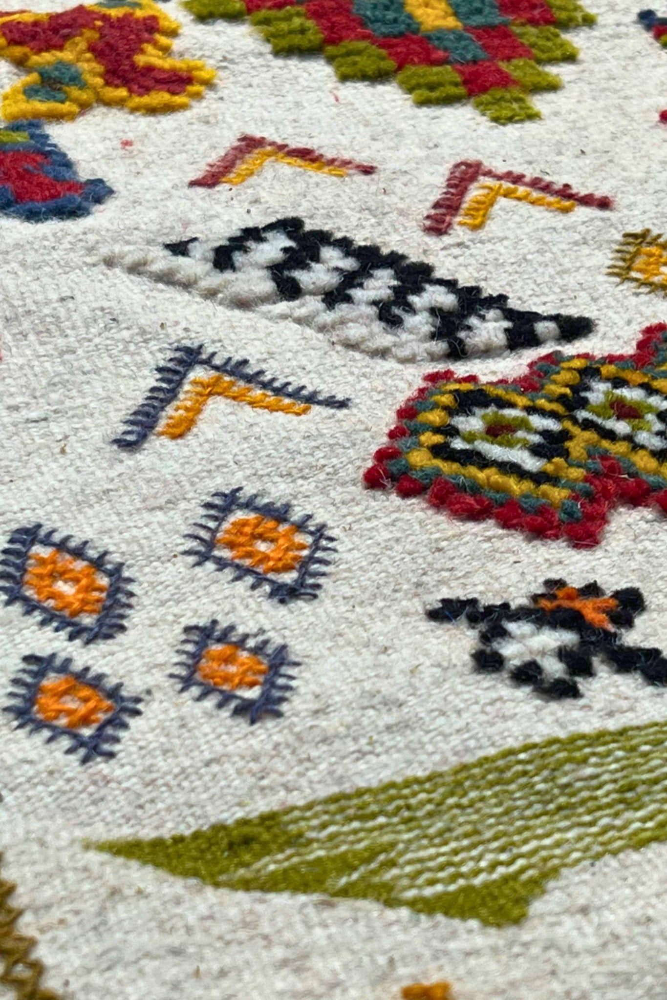 Vintage Moroccan area rug from Akhnif, Wool and Thread, 5'3" x 8'4" Or 159 cm X 254 cm - Dar Bouchaib Marrakech