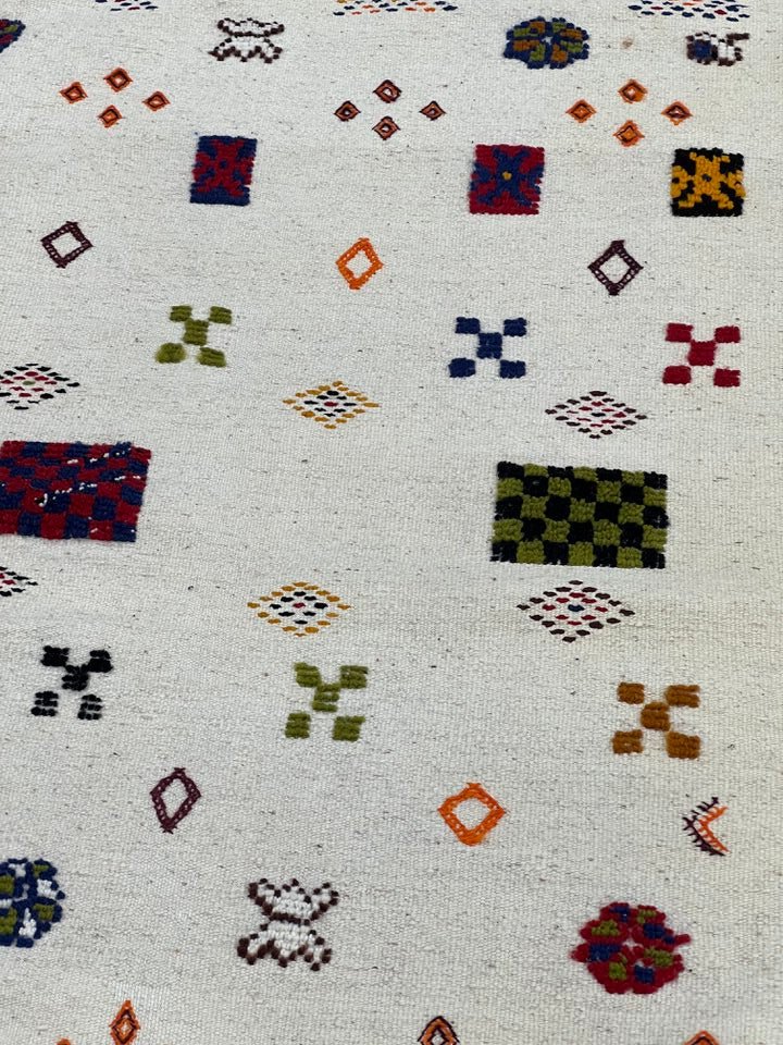 Vintage Moroccan area rug from Akhnif, Wool and Thread, 8.04ft x 4.89ft or 245cm x 149cm - Dar Bouchaib Marrakech