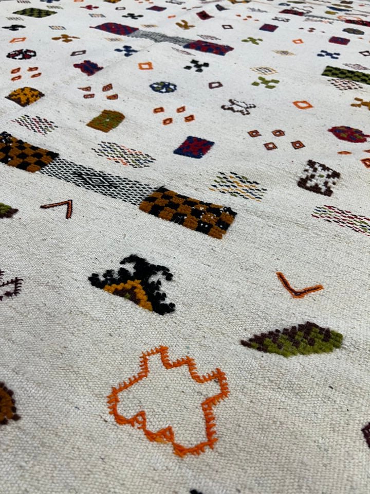 Vintage Moroccan area rug from Akhnif, Wool and Thread, 8.04ft x 4.89ft or 245cm x 149cm - Dar Bouchaib Marrakech