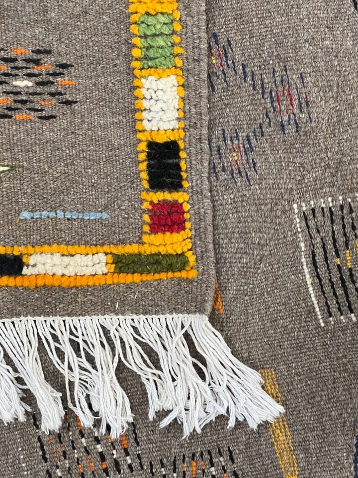 Vintage Moroccan area rug from Akhnif, Wool and Thread, 8.20ft x 5.05ft or 250cm x 154cm - Dar Bouchaib Marrakech