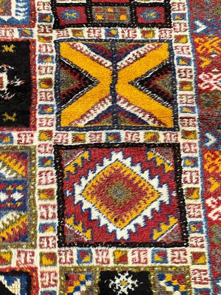 Vintage Moroccan custom rug from Ait Ougharda, Wool and Thread, 270cm x 154cm or 8.85ft x 5.05ft - Dar Bouchaib Marrakech