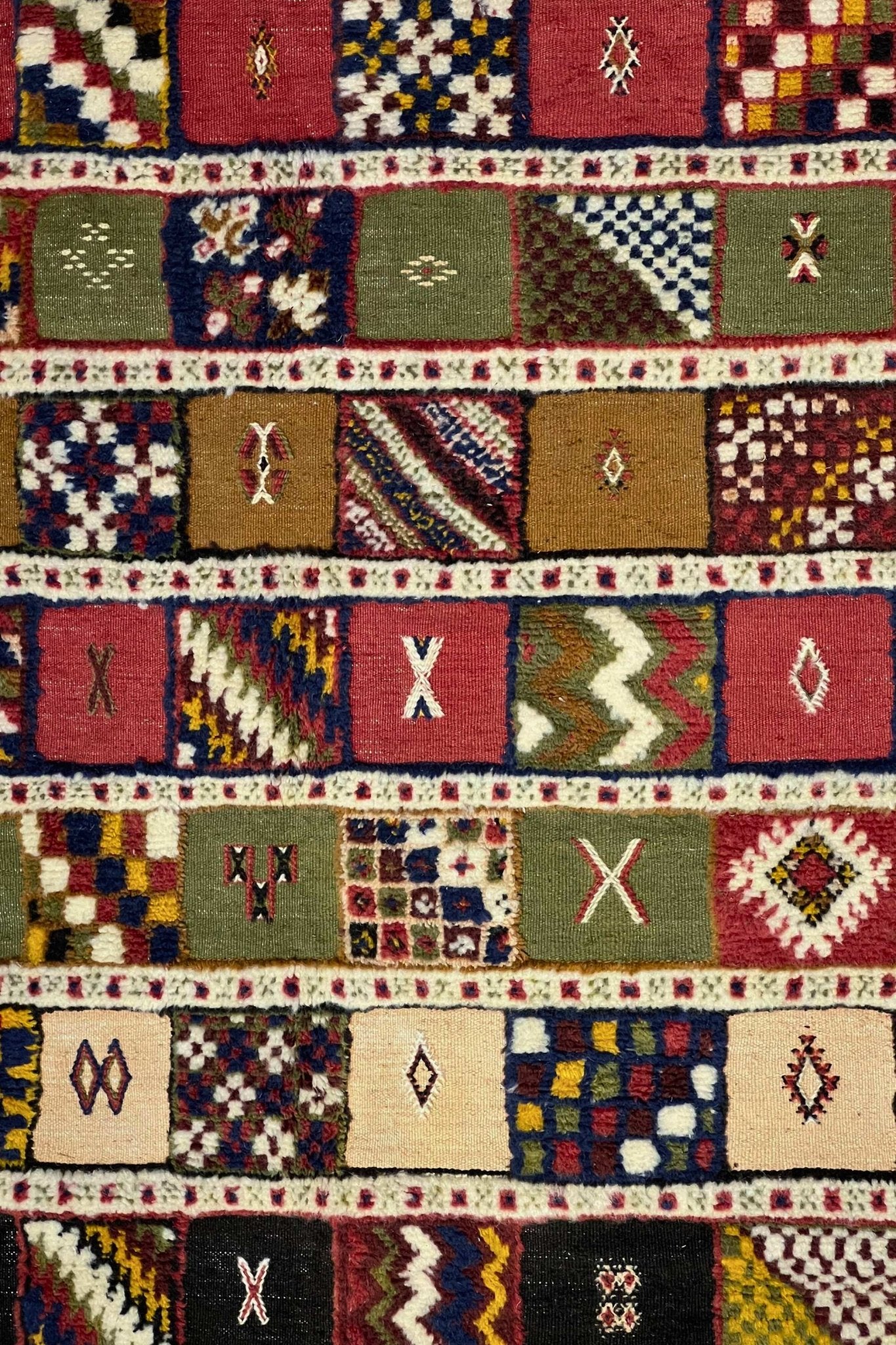Vintage Moroccan custom rug from Ait Ougharda, Wool and Thread, 5'1" x 8'6" or 155 cm x 260 cm - Dar Bouchaib Marrakech