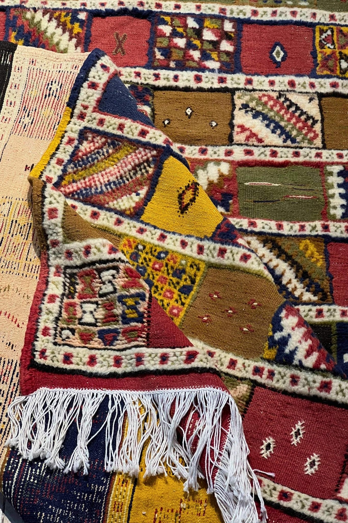 Vintage Moroccan custom rug from Ait Ougharda, Wool and Thread, 5'1" x 8'6" or 155 cm x 260 cm - Dar Bouchaib Marrakech