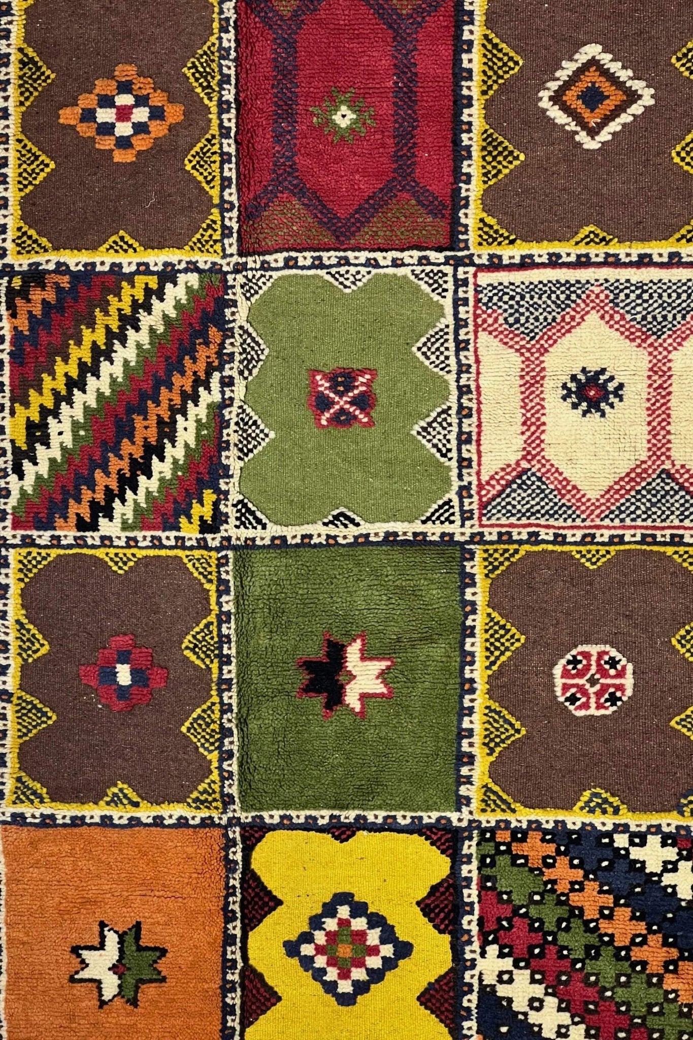 Vintage Moroccan custom rug from Ait Ougharda, Wool and Thread, 5'5" x 8'10" or 164 cm x 268 cm - Dar Bouchaib Marrakech