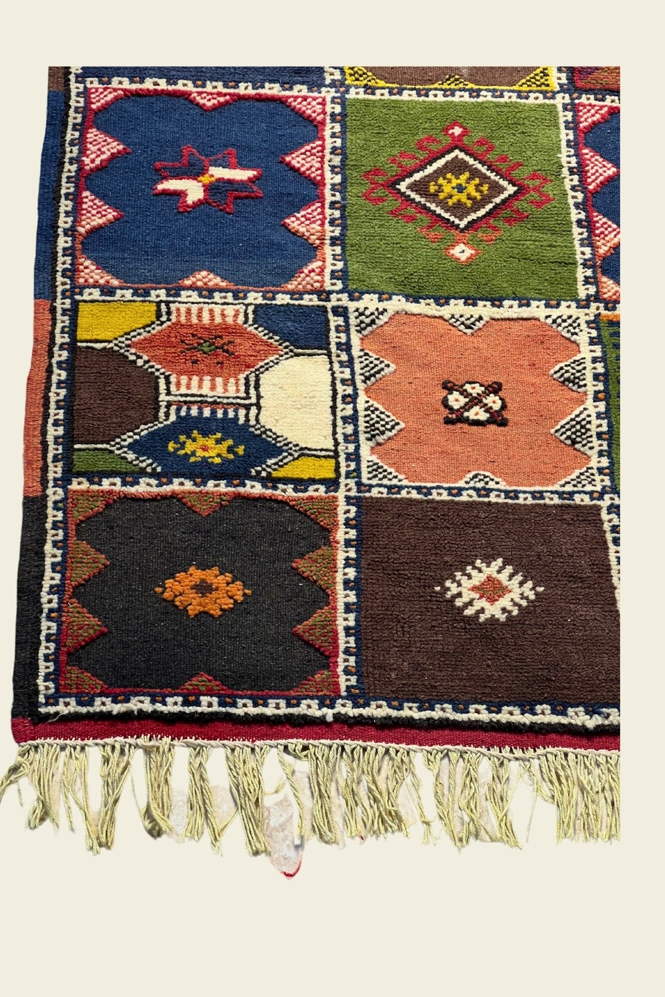 Vintage Moroccan custom rug from Ait Ougharda, Wool and Thread, 5'5" x 8'10" or 164 cm x 268 cm - Dar Bouchaib Marrakech