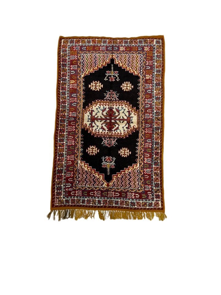 Moroccan area rug from Tazenakht, Wool and Thread, 230cm x 141cm or 7.55ft x 4.63ft - Dar Bouchaib Marrakech
