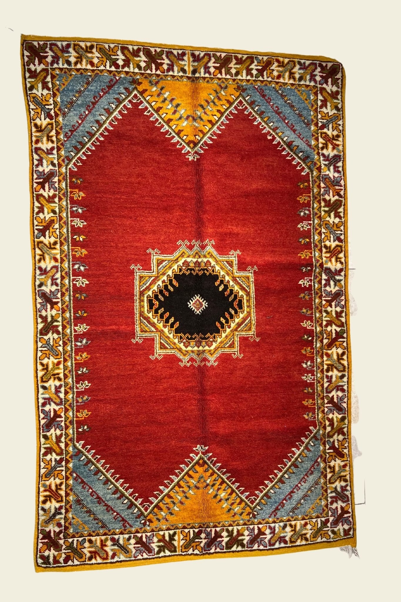 Moroccan area rug from Tazenakht, Wool and Thread, 5'1" x 8'2" Or 155 cm x 250 cm - Dar Bouchaib Marrakech
