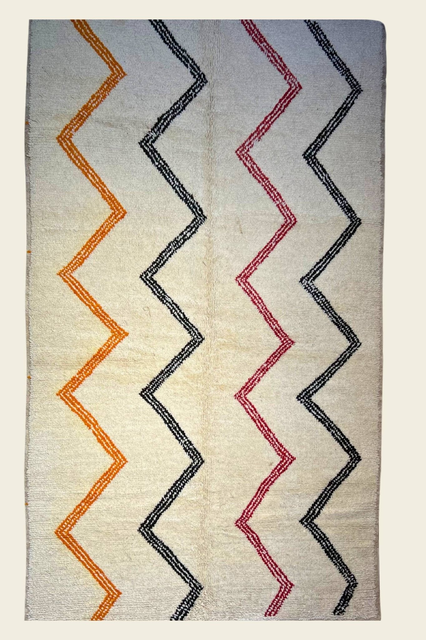 Moroccan area rug from Tazenakht, Wool and Thread, 5'1" x 8'8" Or 155 cm x 265 cm - Dar Bouchaib Marrakech