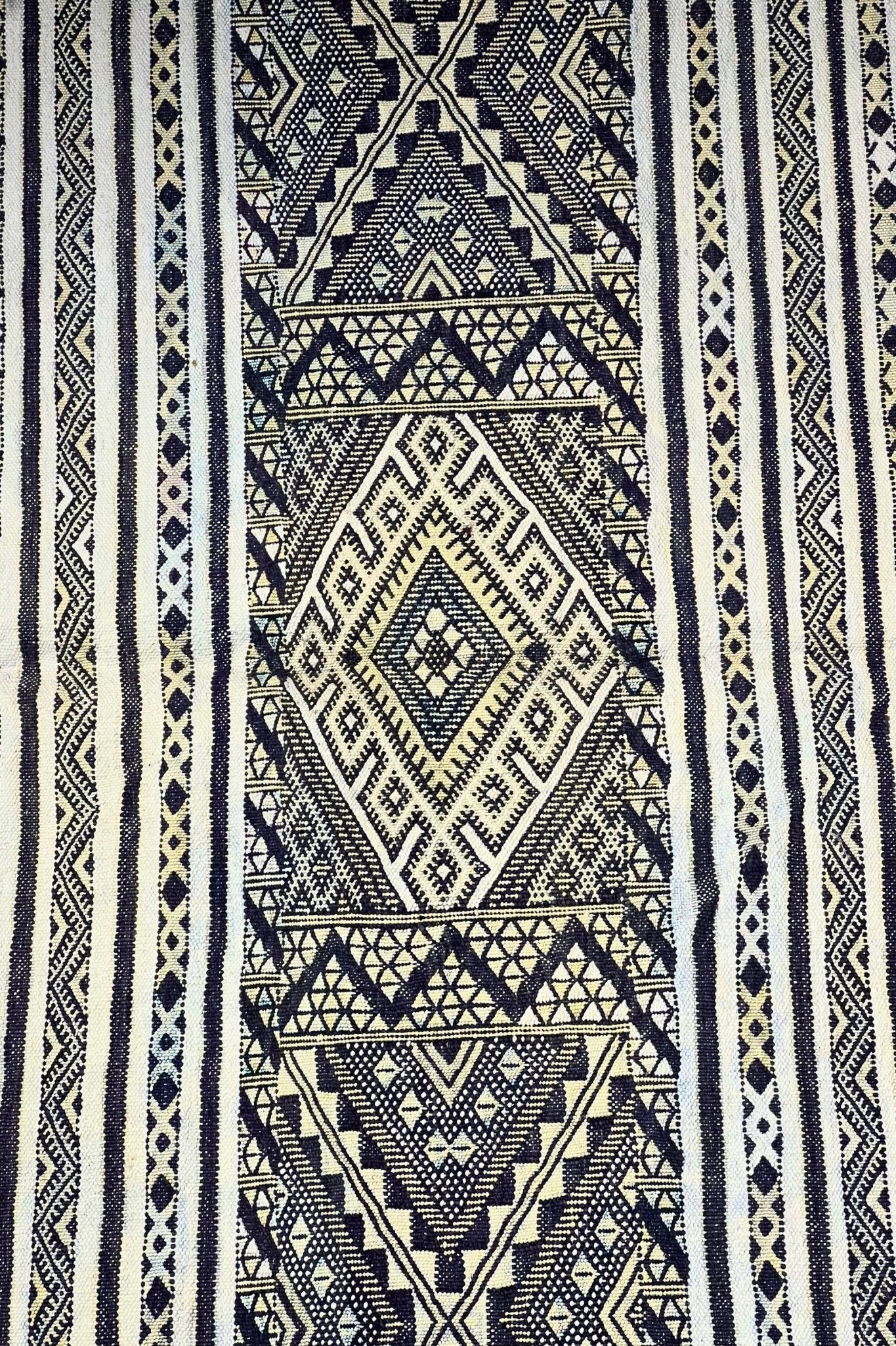 Moroccan area rug from Tifelt, Vegetable silk fabric, 5'6" x 8'3" or 167 cm x 252 cm - Dar Bouchaib Marrakech