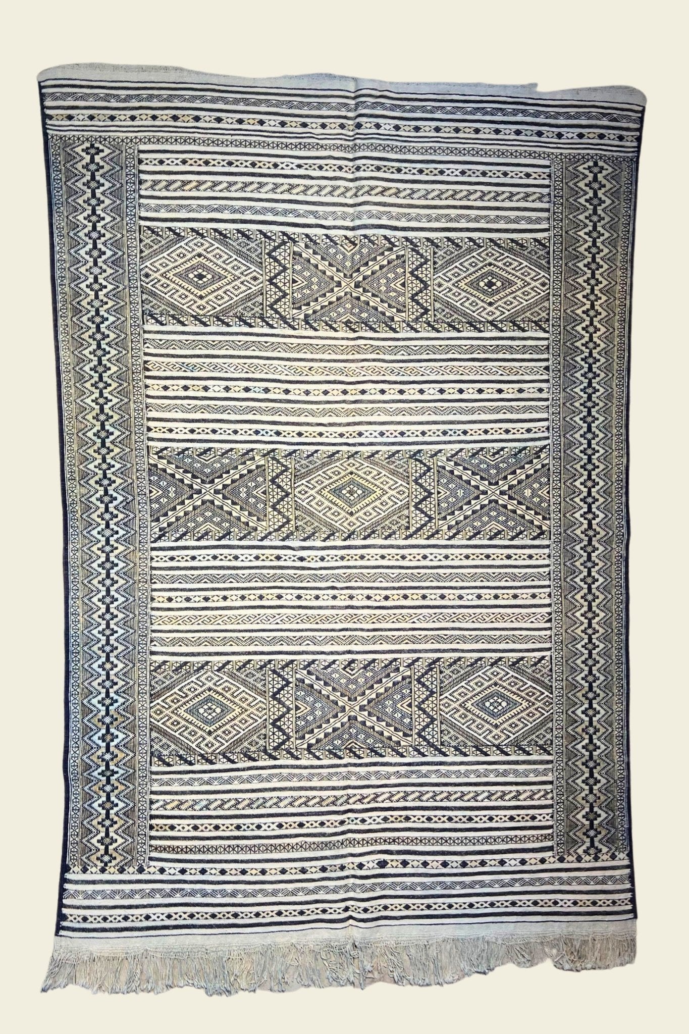 Moroccan area rug from Tifelt, Vegetable silk fabric, 5'6" x 8'3" or 167 cm x 252 cm - Dar Bouchaib Marrakech