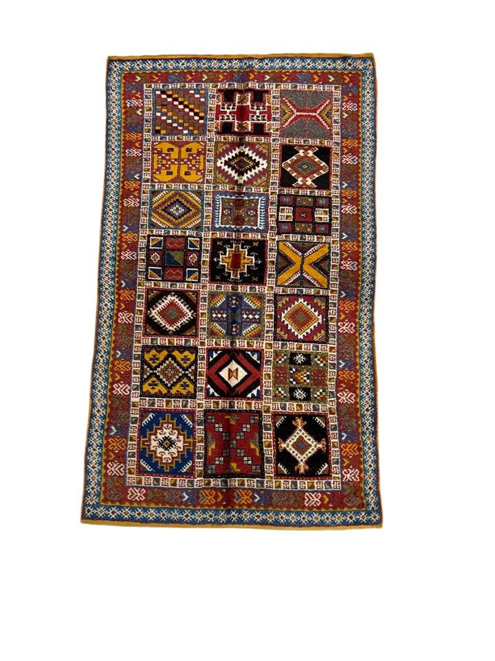 Vintage Moroccan custom rug from Ait Ougharda, Wool and Thread, 270cm x 154cm or 8.85ft x 5.05ft - Dar Bouchaib Marrakech