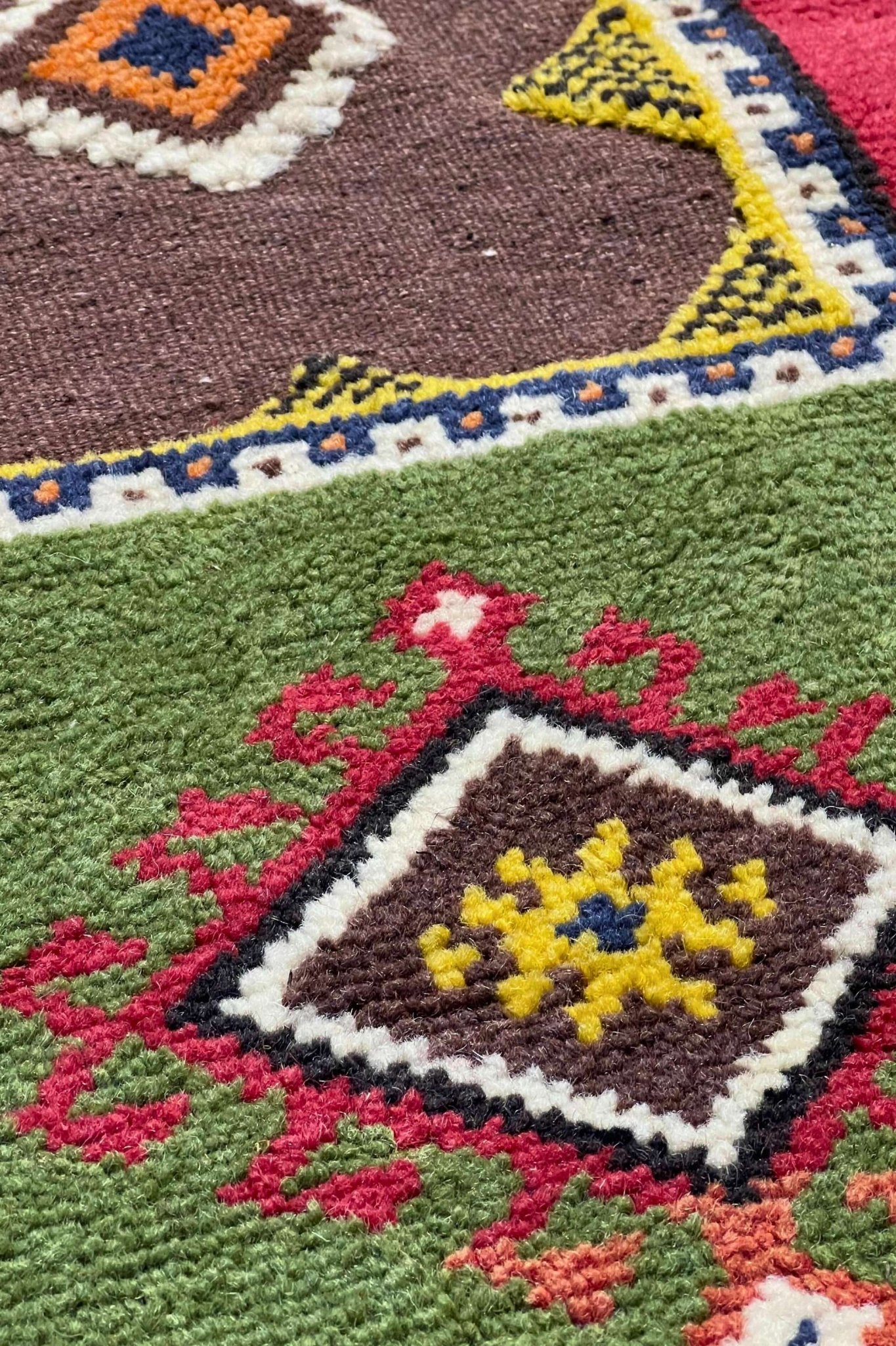Vintage Moroccan custom rug from Ait Ougharda, Wool and Thread, 5'5" x 8'10" or 164 cm x 268 cm - Dar Bouchaib Marrakech